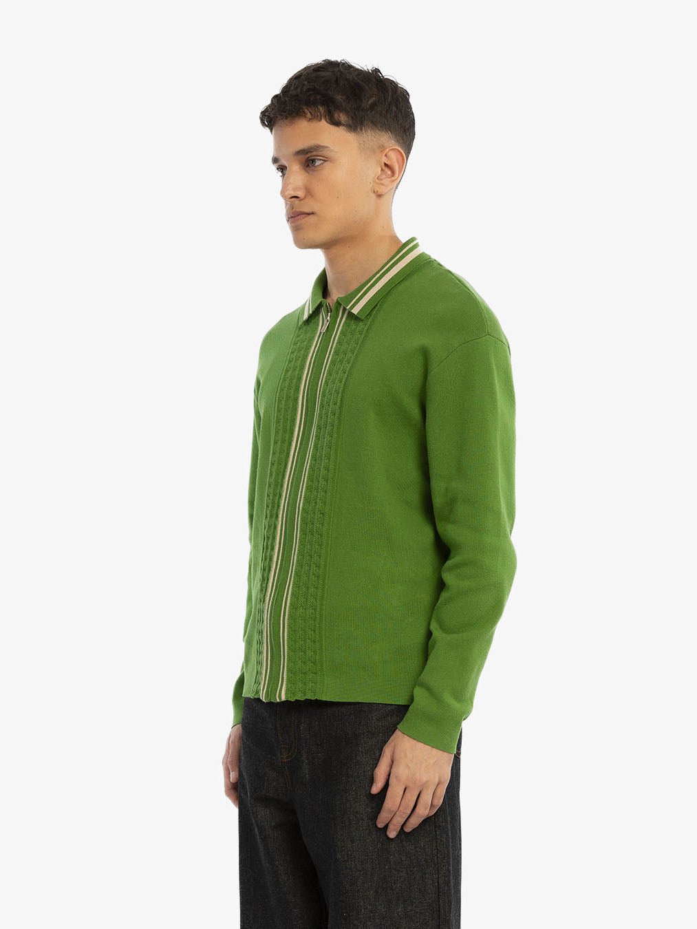 Le cardigan en maille vert émeraude