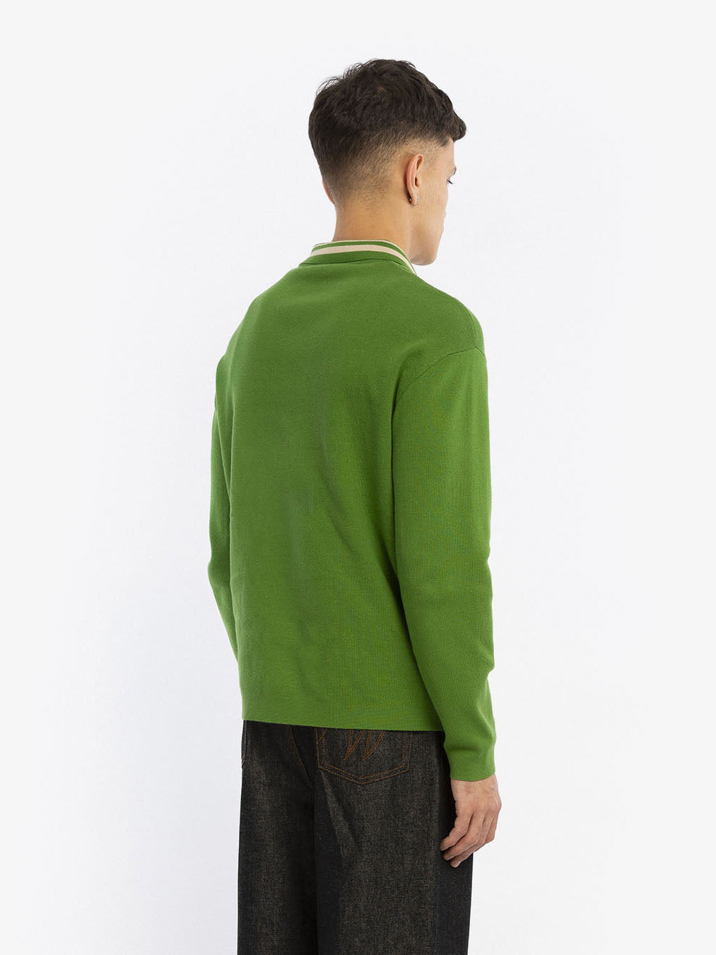 Le cardigan en maille vert émeraude