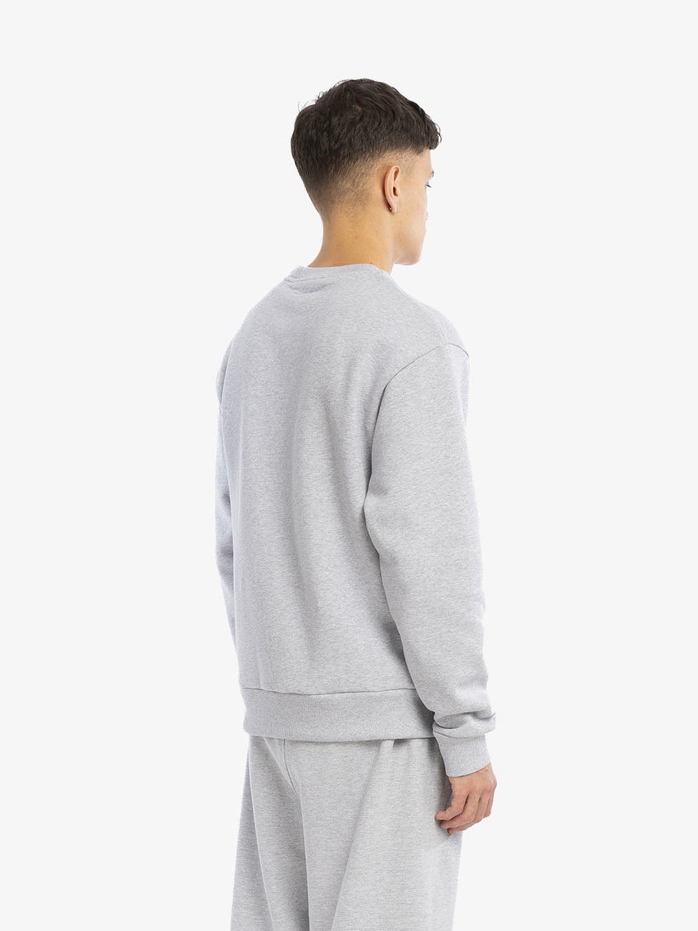 Le sweat-shirt molletonné gris