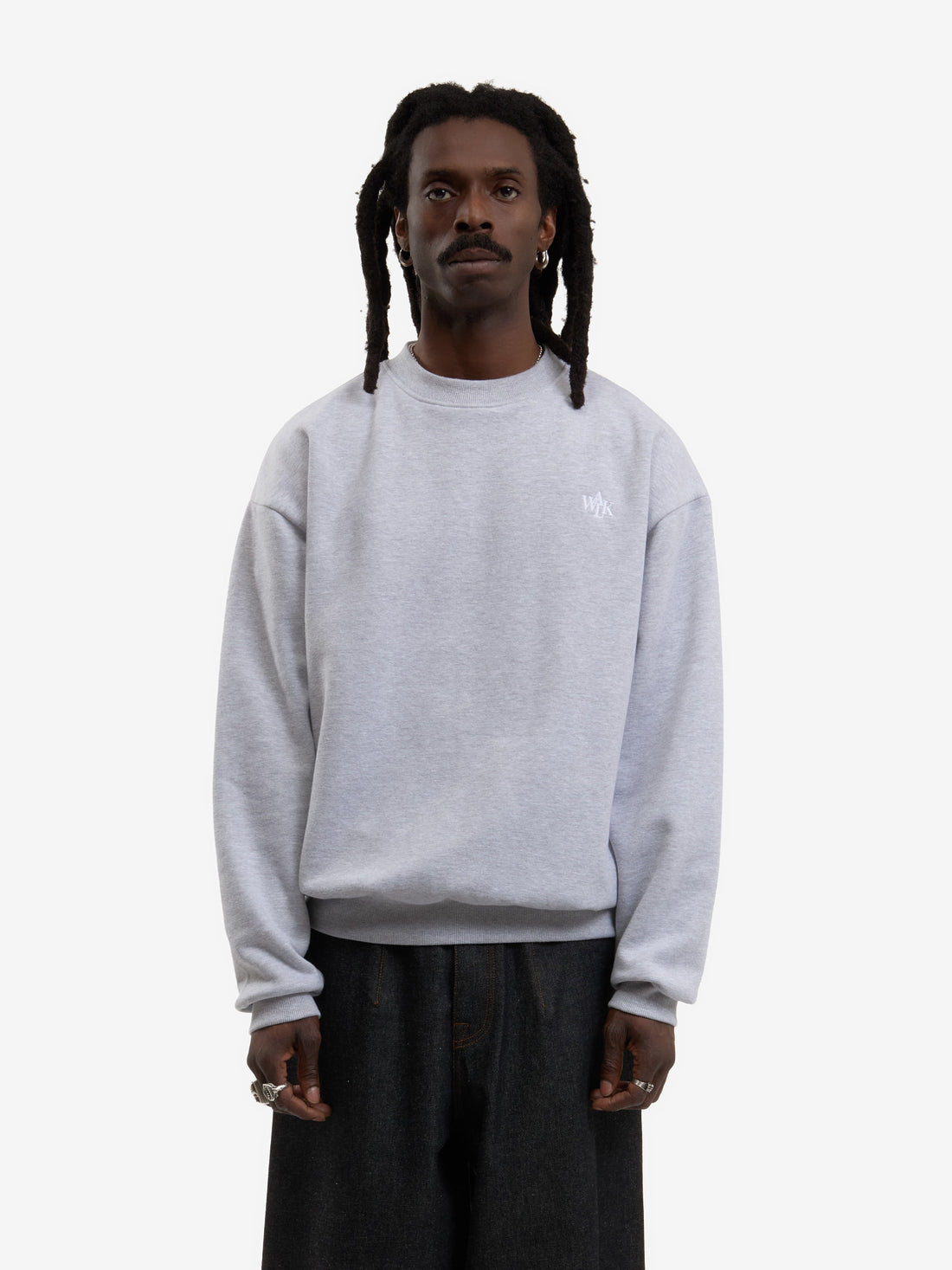 Le sweat-shirt molletonné gris