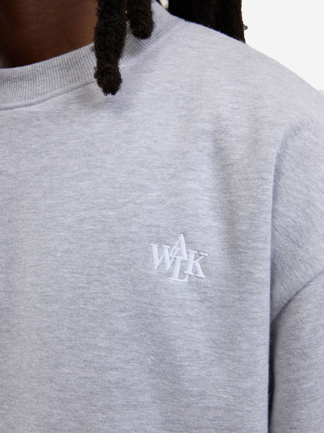 Le sweat-shirt molletonné gris