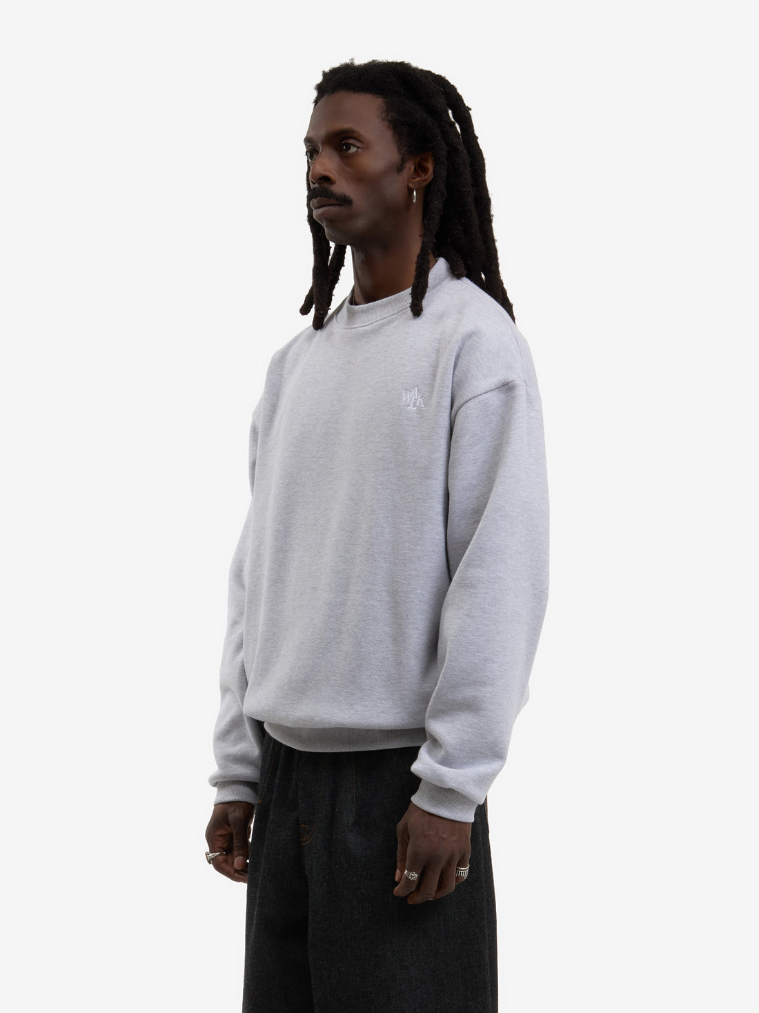 Le sweat-shirt molletonné gris