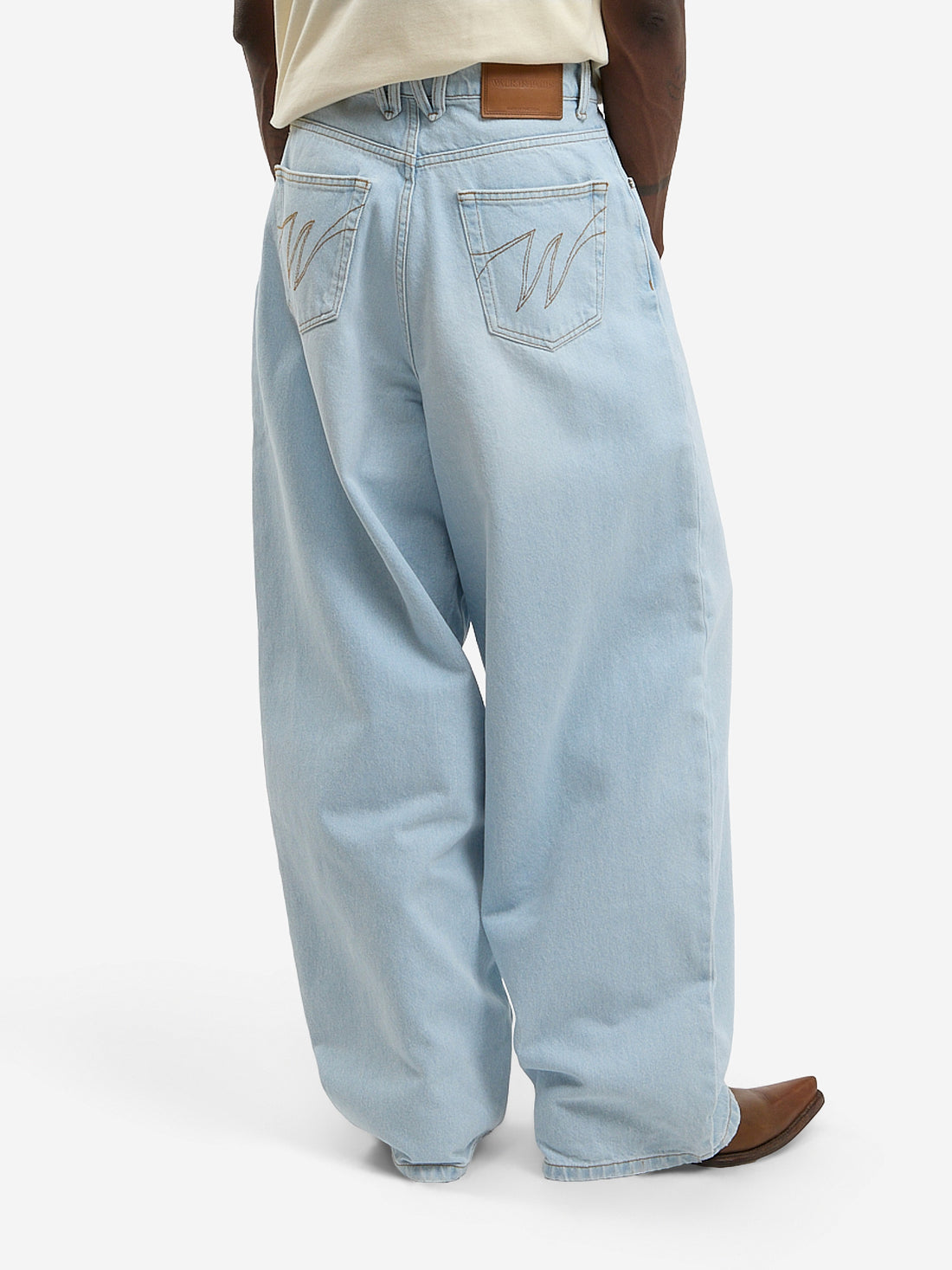 Le pantalon ballon en denim clair délavé
