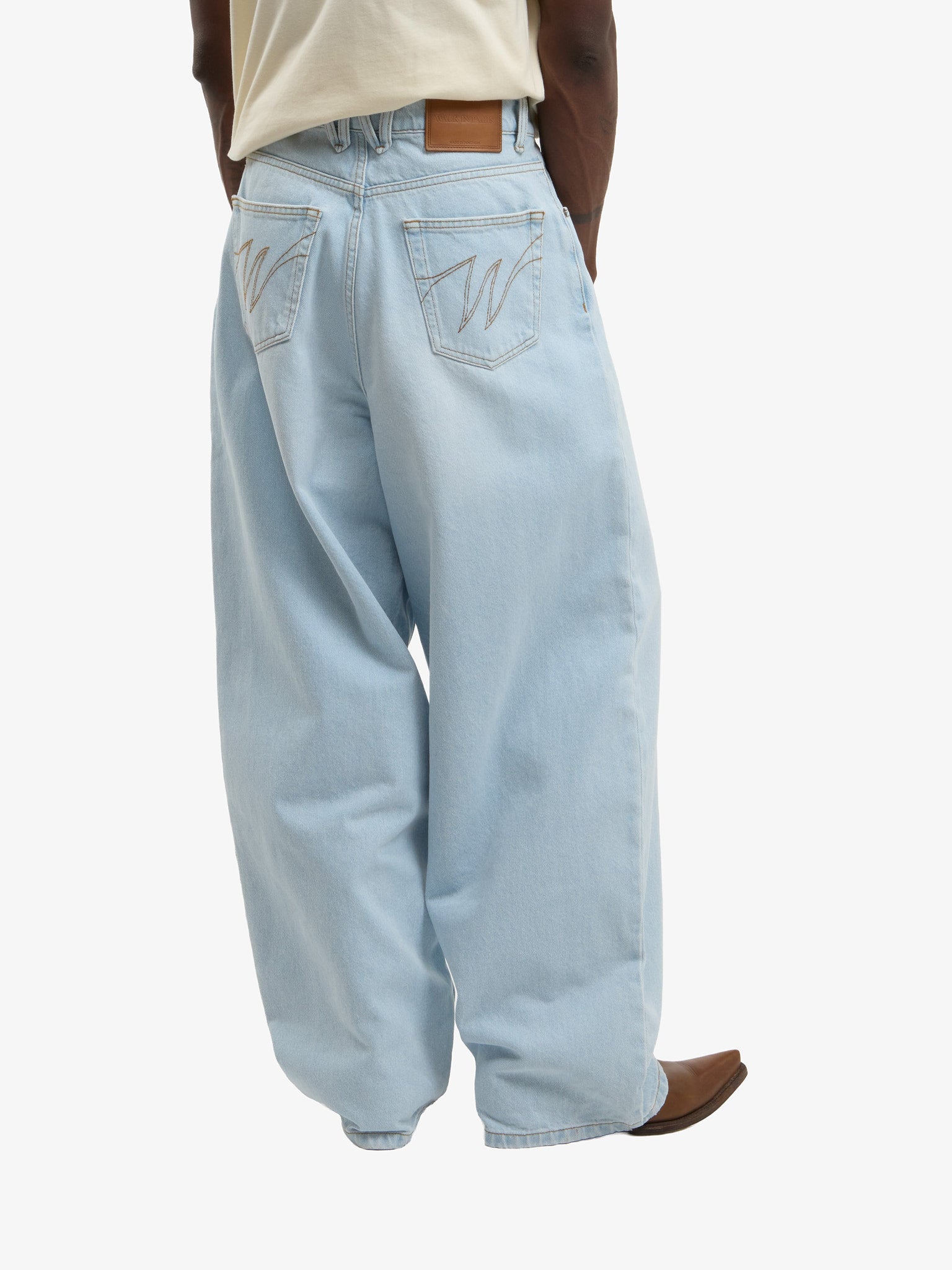 Le pantalon ballon en denim clair délavé 7