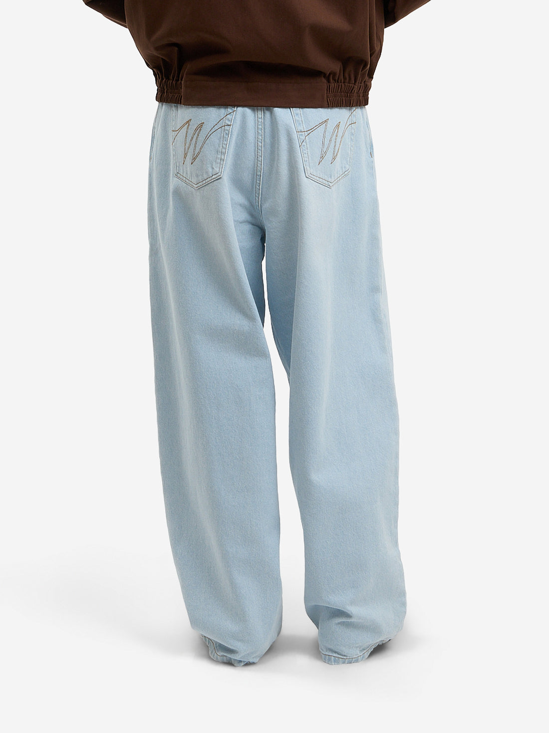 Le pantalon ballon en denim clair délavé