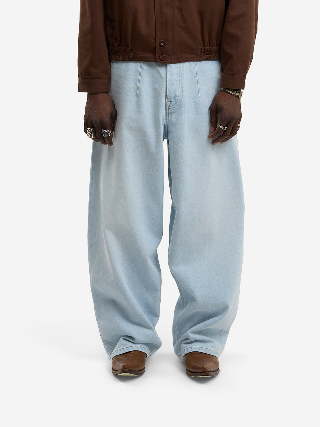Le pantalon ballon en denim clair délavé