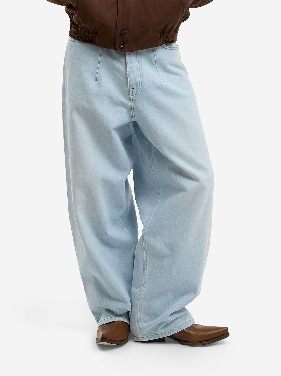 Le pantalon ballon en denim clair délavé