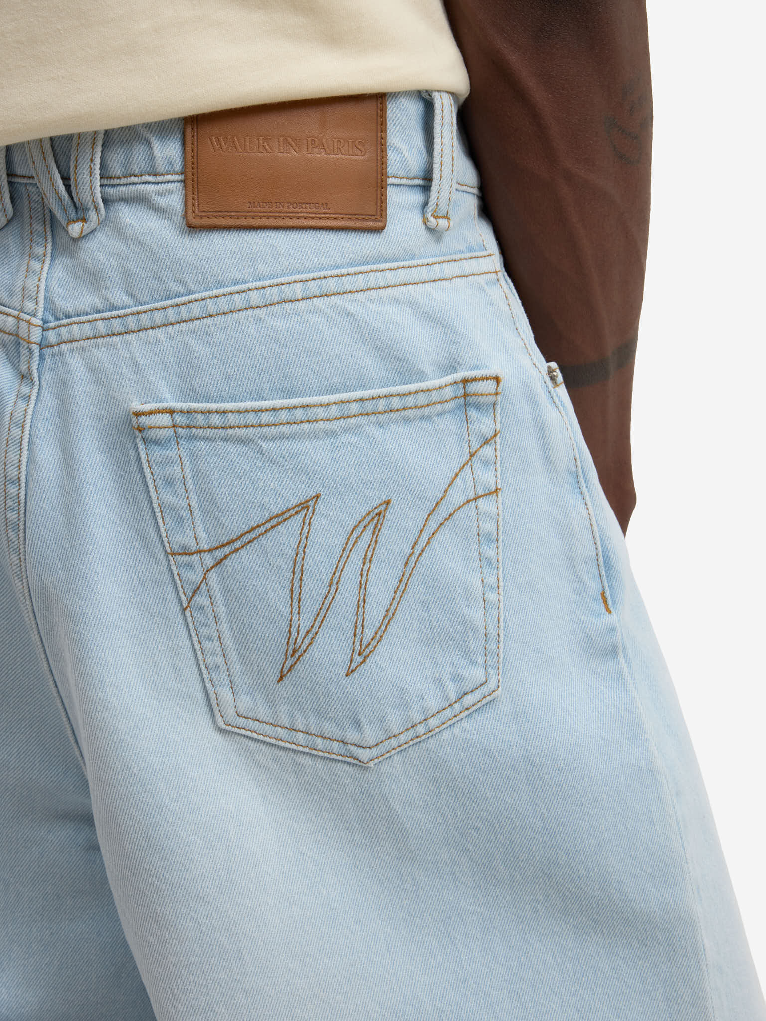 Le pantalon ballon en denim clair délavé 8