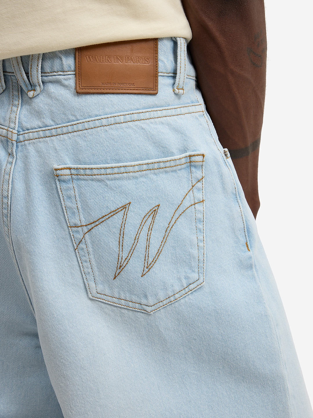 Le pantalon ballon en denim clair délavé