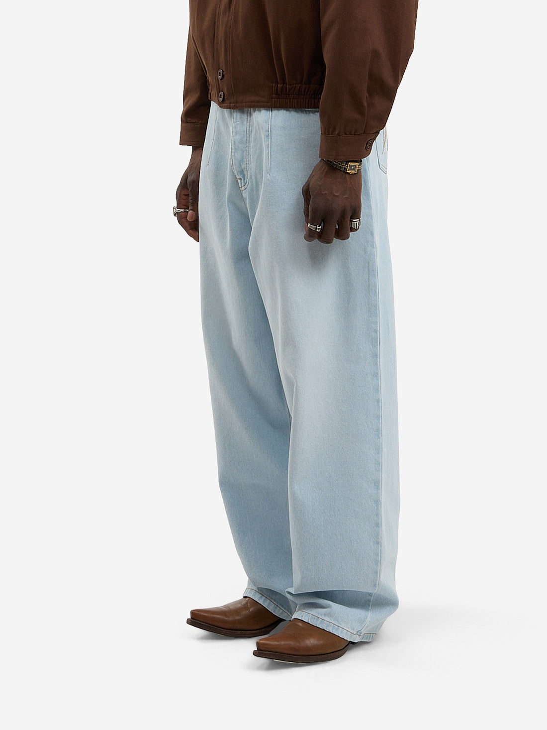 Le pantalon ballon en denim clair délavé