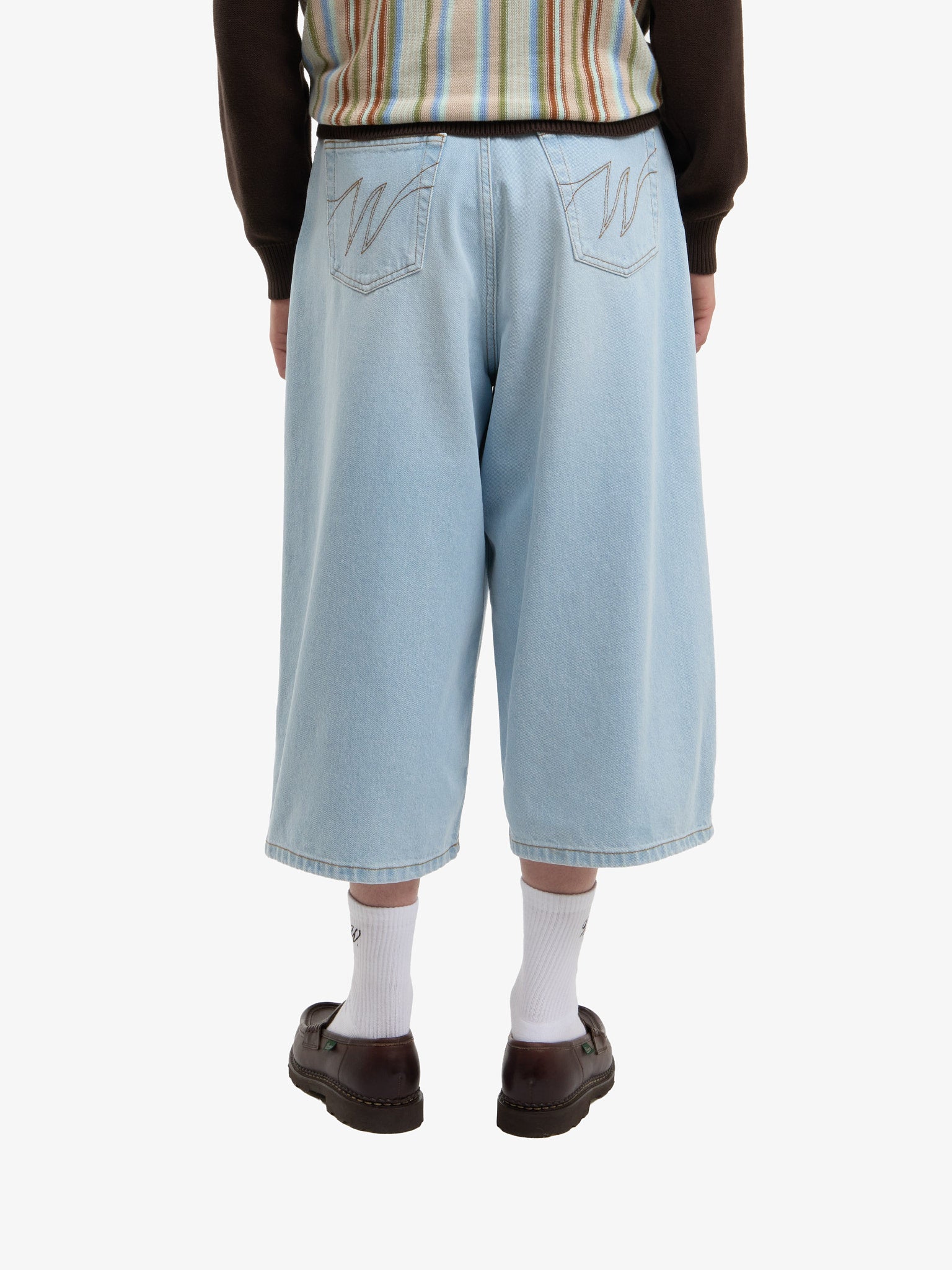 Le short ballon en denim clair délavé 7