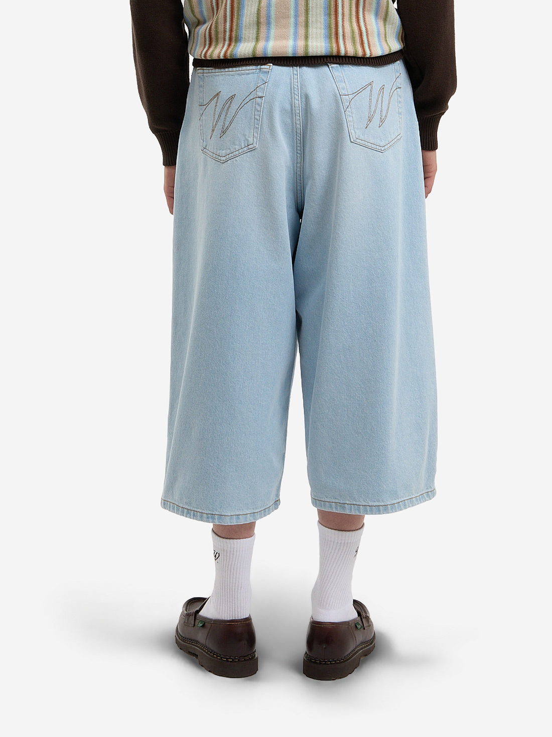 Le short ballon en denim clair délavé