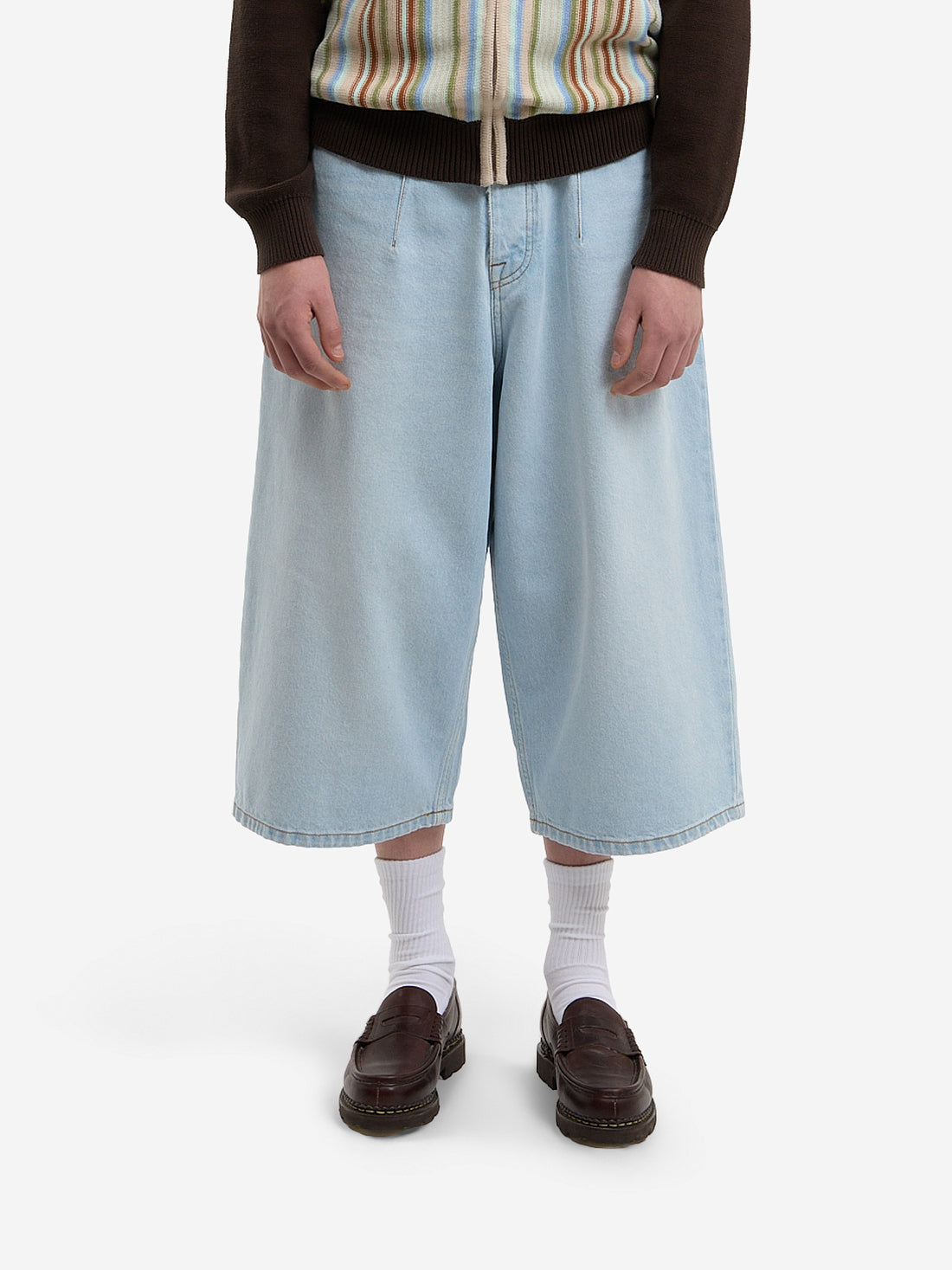Le short ballon en denim clair délavé