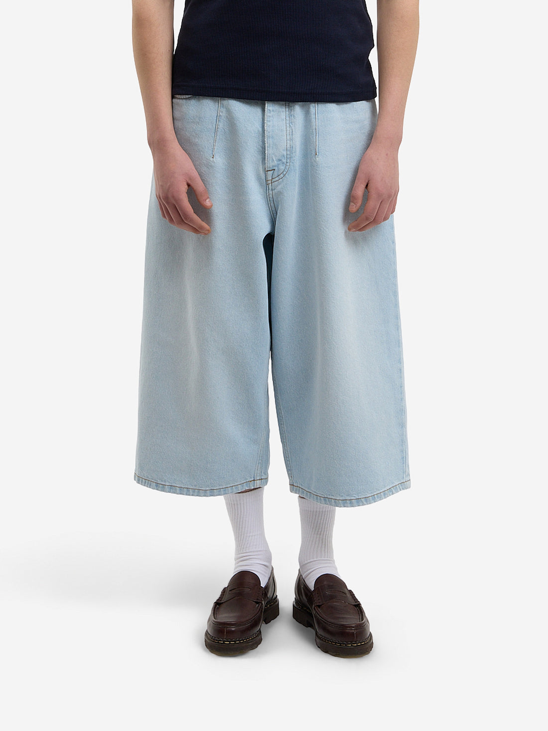 Le short ballon en denim clair délavé