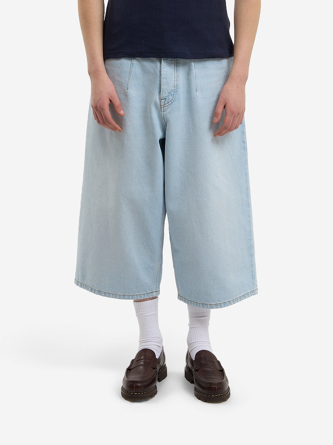 Le short ballon en denim clair délavé
