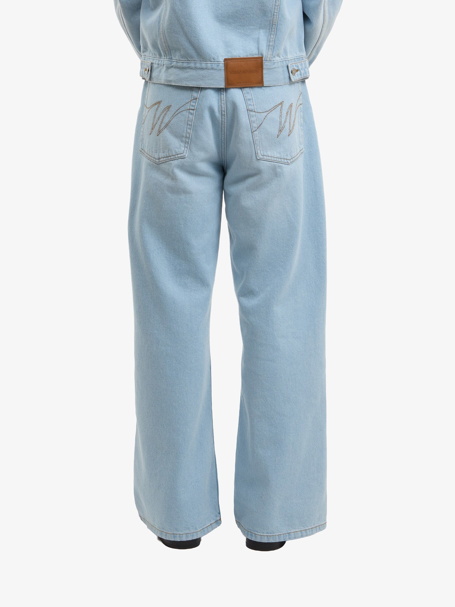 Le pantalon flare en denim clair délavé 6