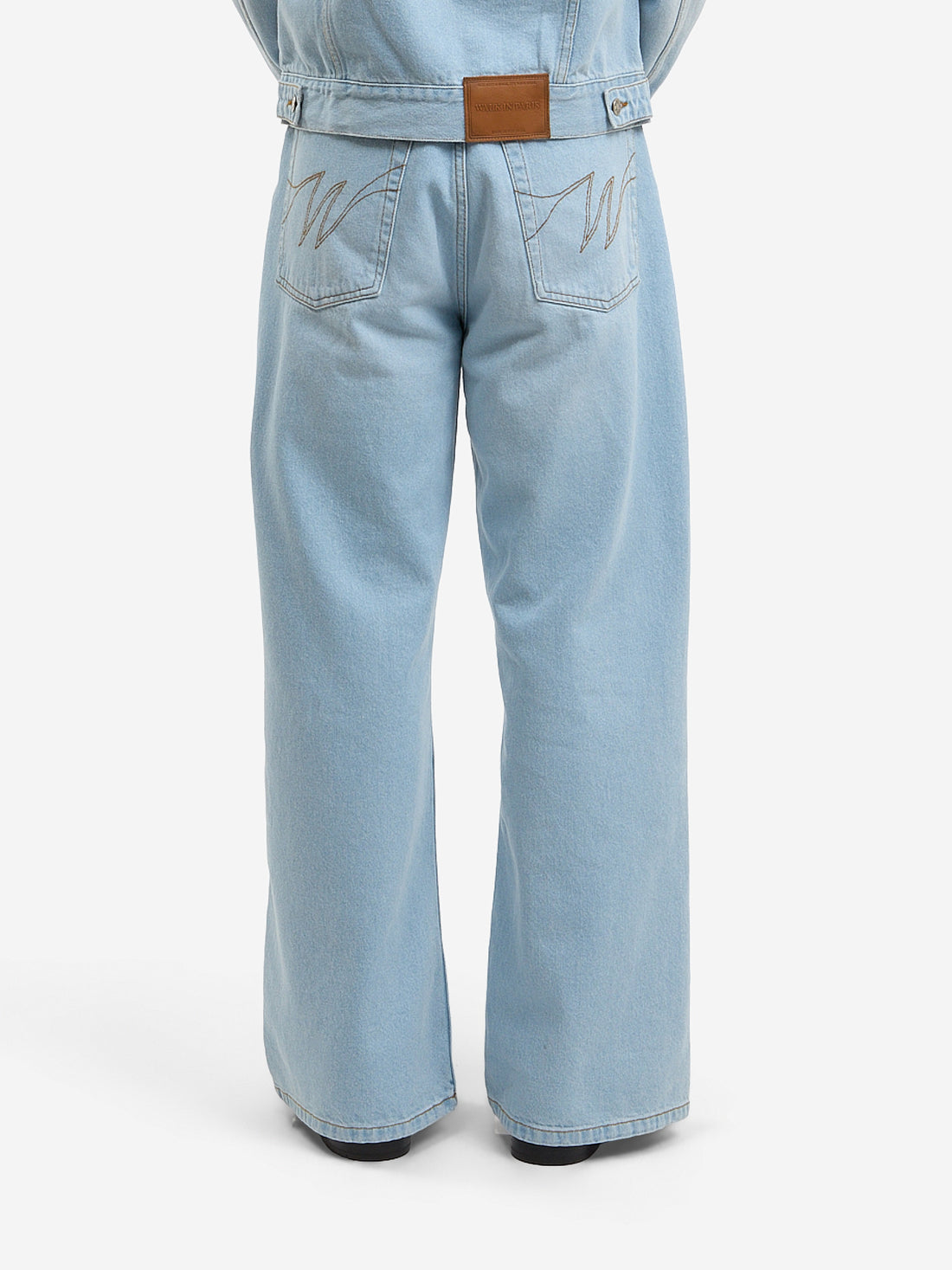 Le pantalon flare en denim clair délavé