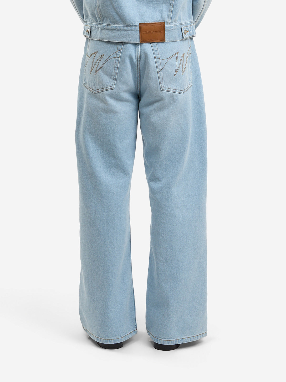 Le pantalon flare en denim clair délavé