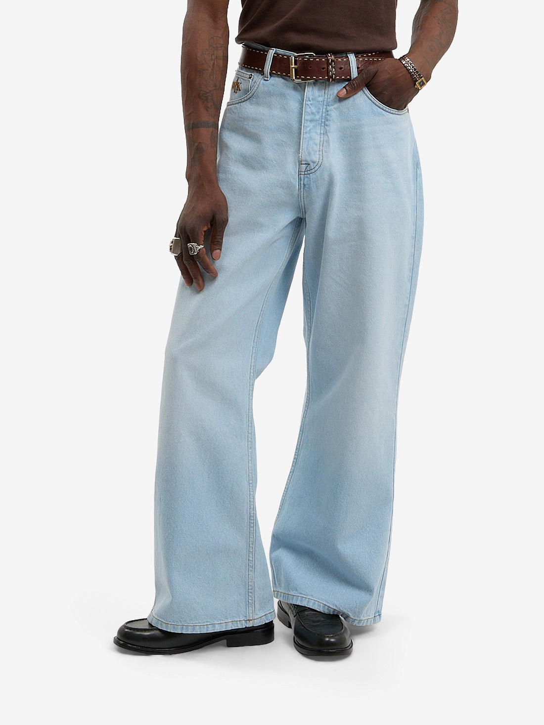 Le pantalon flare en denim clair délavé