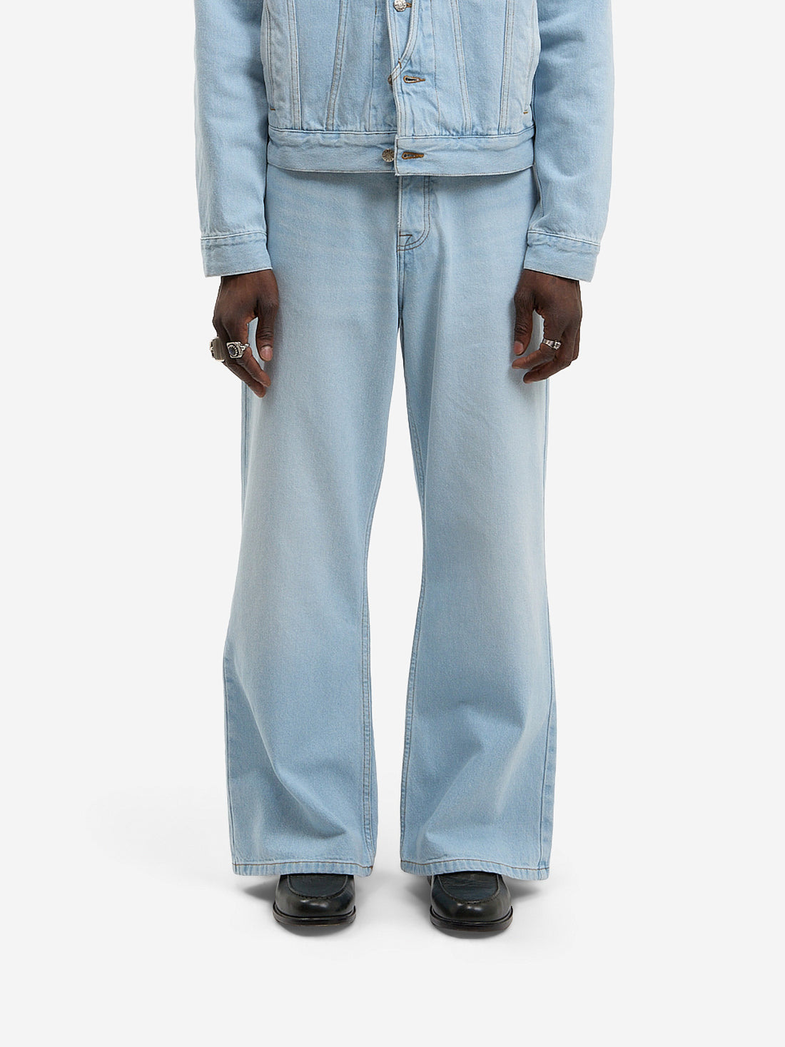 Le pantalon flare en denim clair délavé