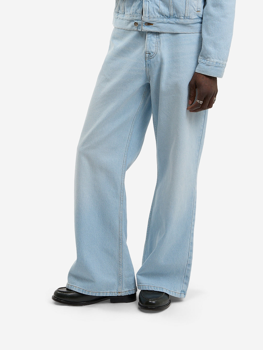 Le pantalon flare en denim clair délavé