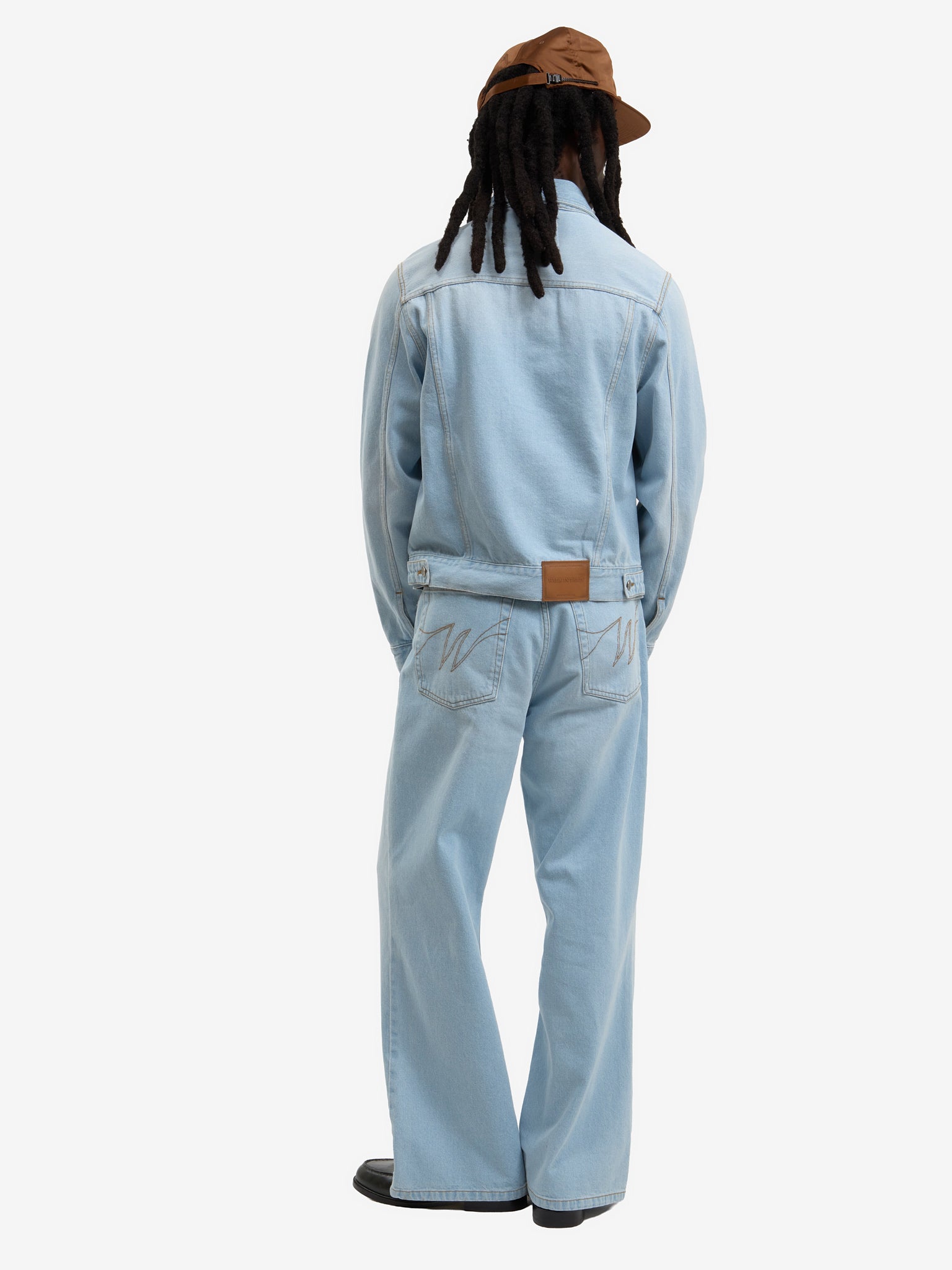 Le pantalon flare en denim clair délavé 7