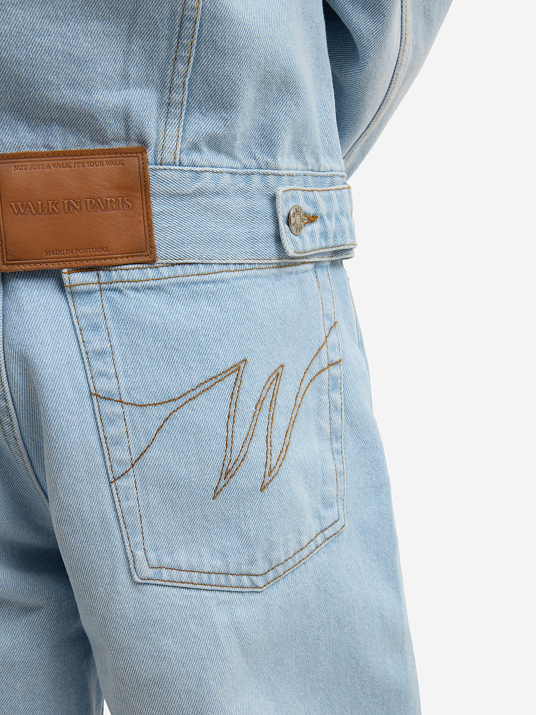 Le pantalon flare en denim clair délavé