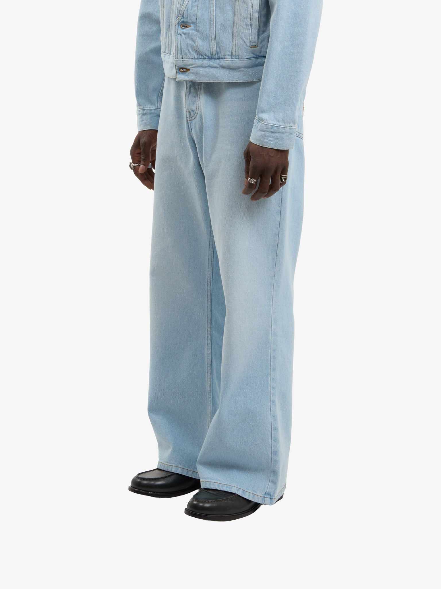 Le pantalon flare en denim clair délavé 5