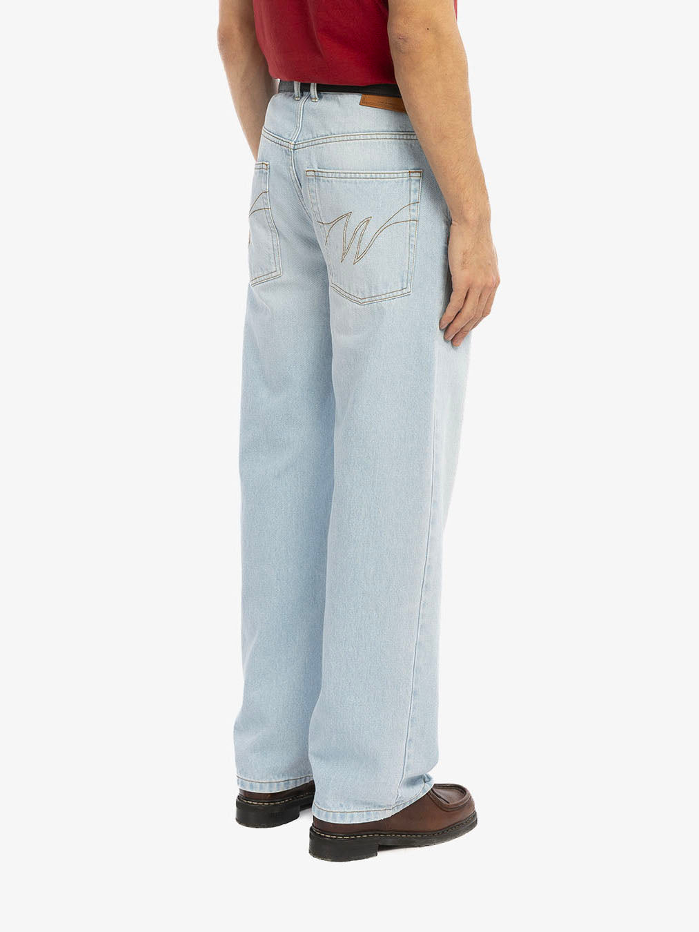 Le pantalon regular en denim clair délavé