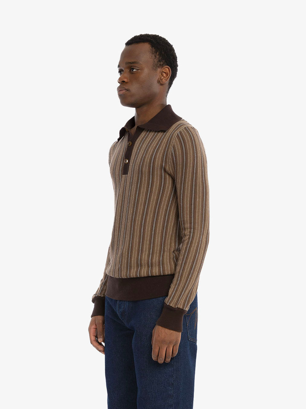 The brown long-sleeved sweater 4