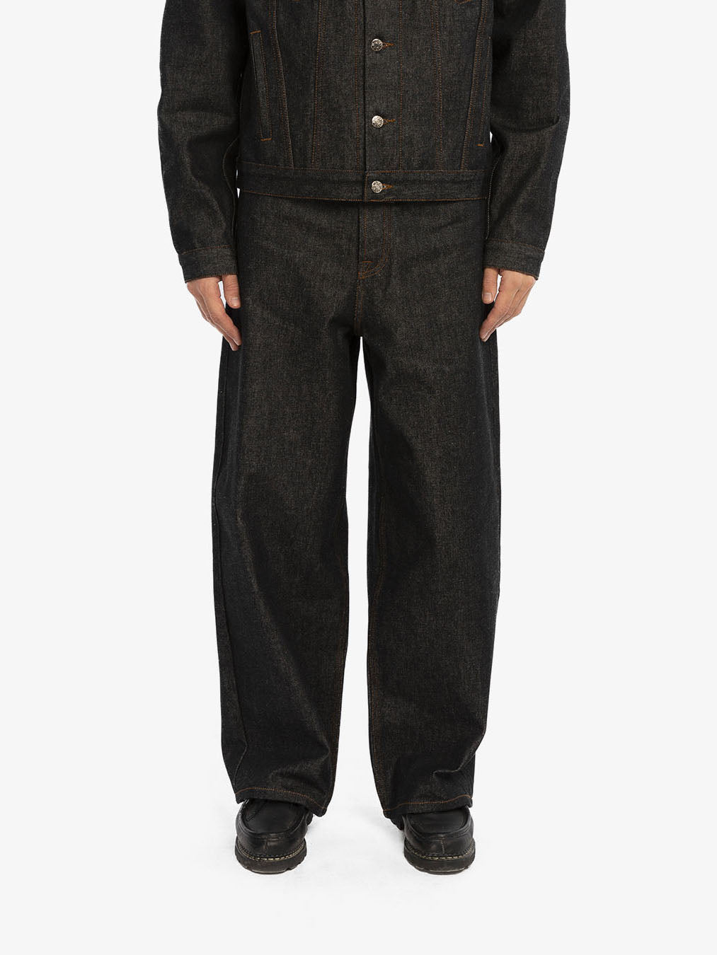 Le pantalon baggy en denim brut