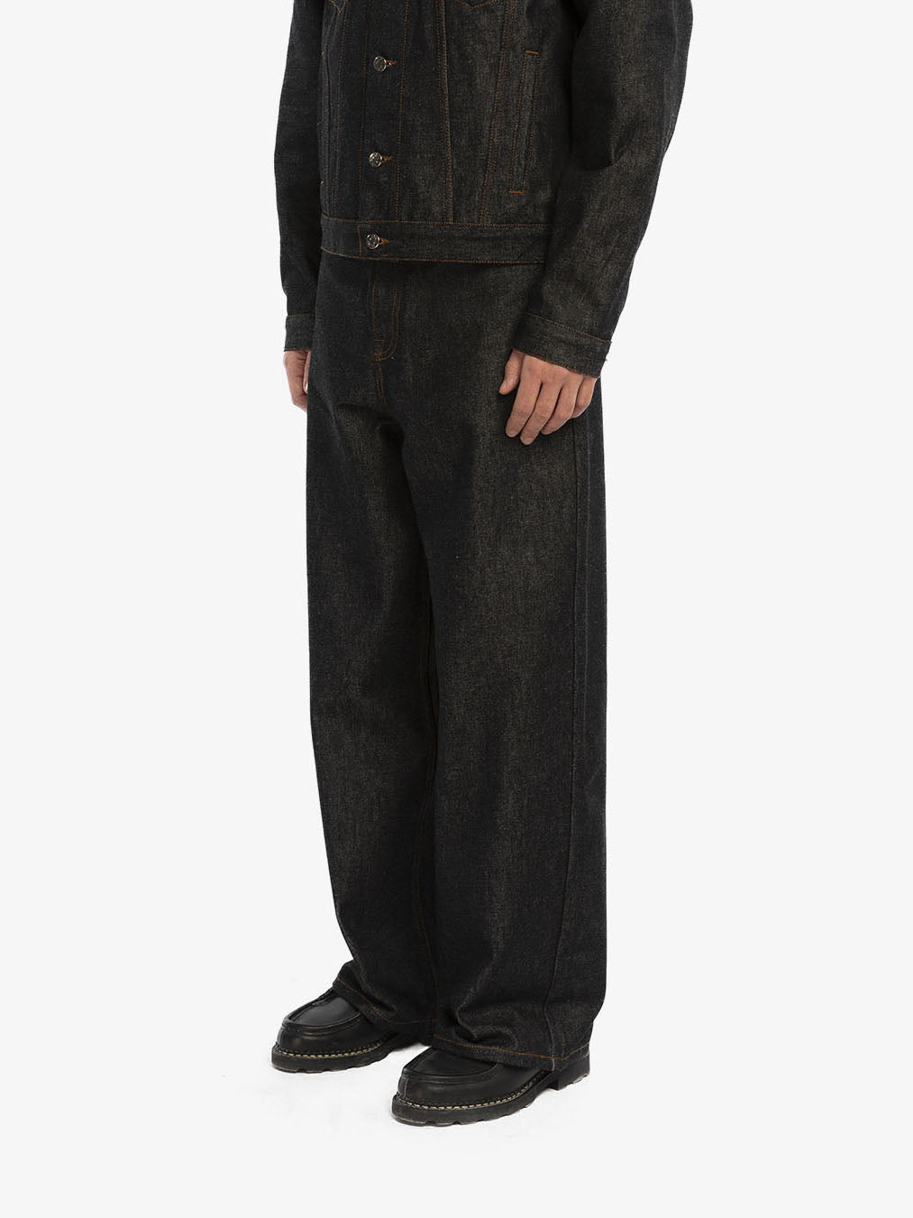 Le pantalon baggy en denim brut