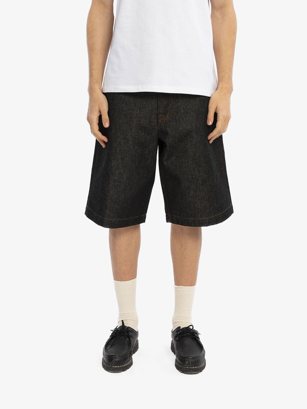 Le short baggy en denim brut