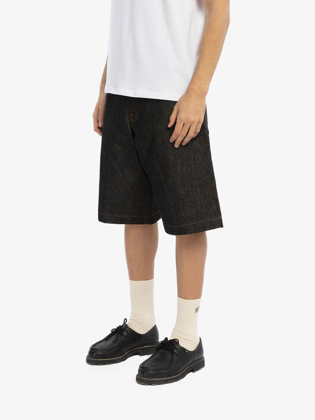 Le short baggy en denim brut