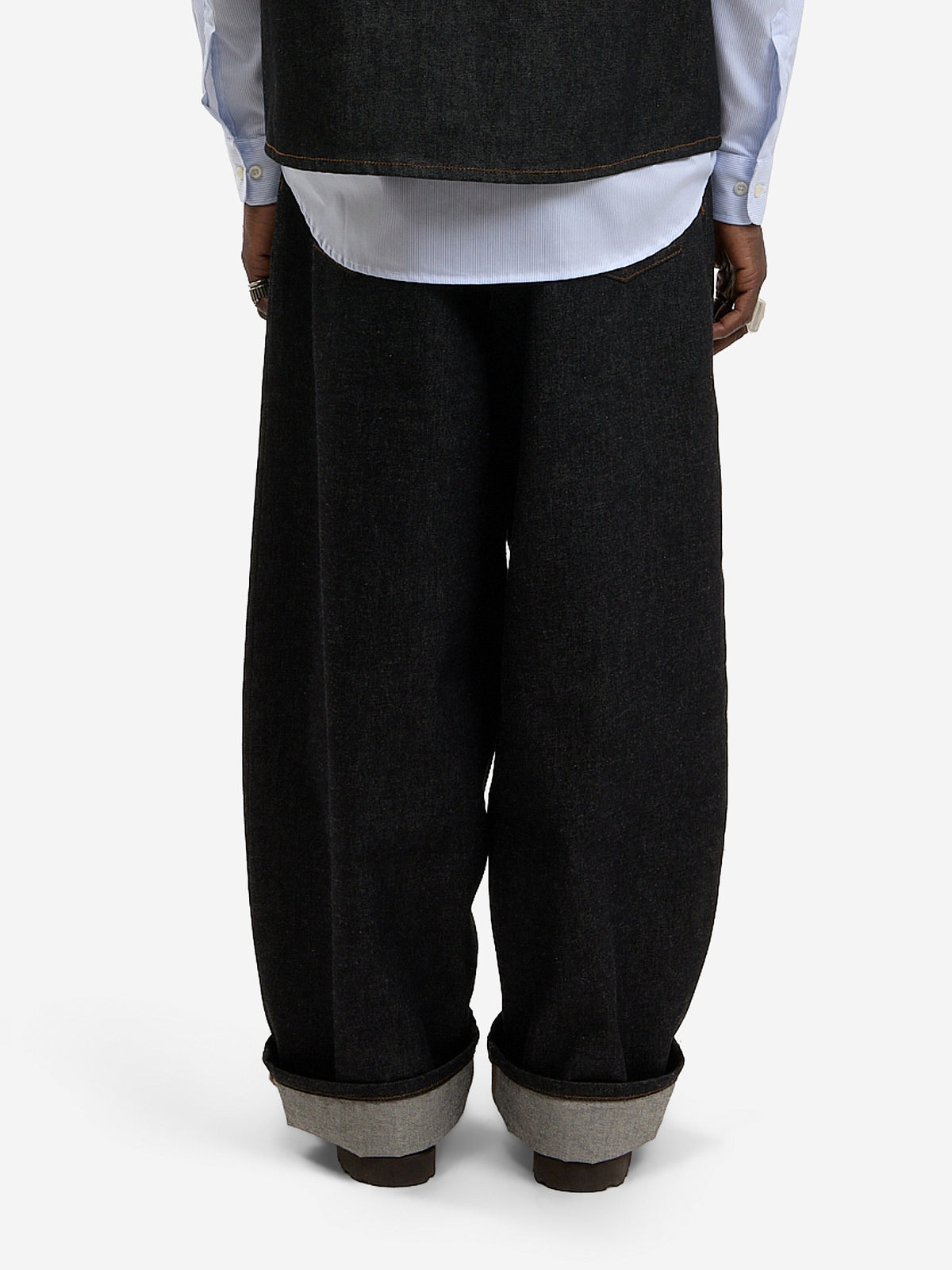 Le pantalon ballon en denim brut