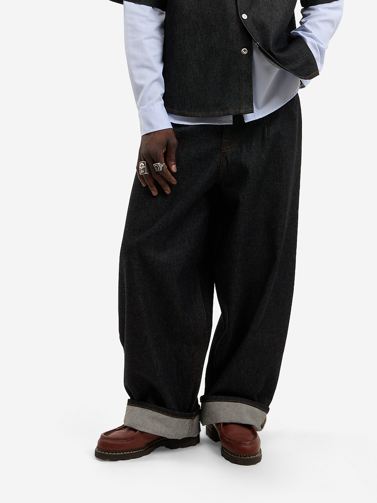 Le pantalon ballon en denim brut