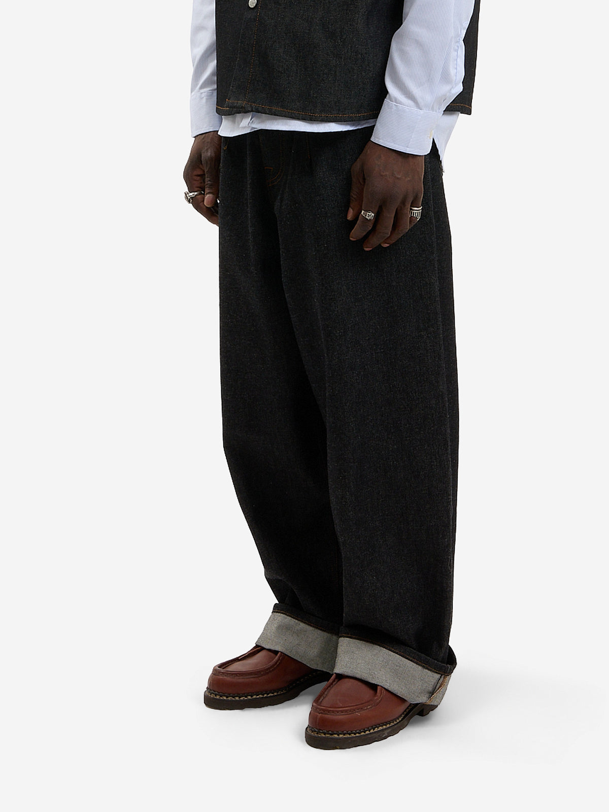 Le pantalon ballon en denim brut