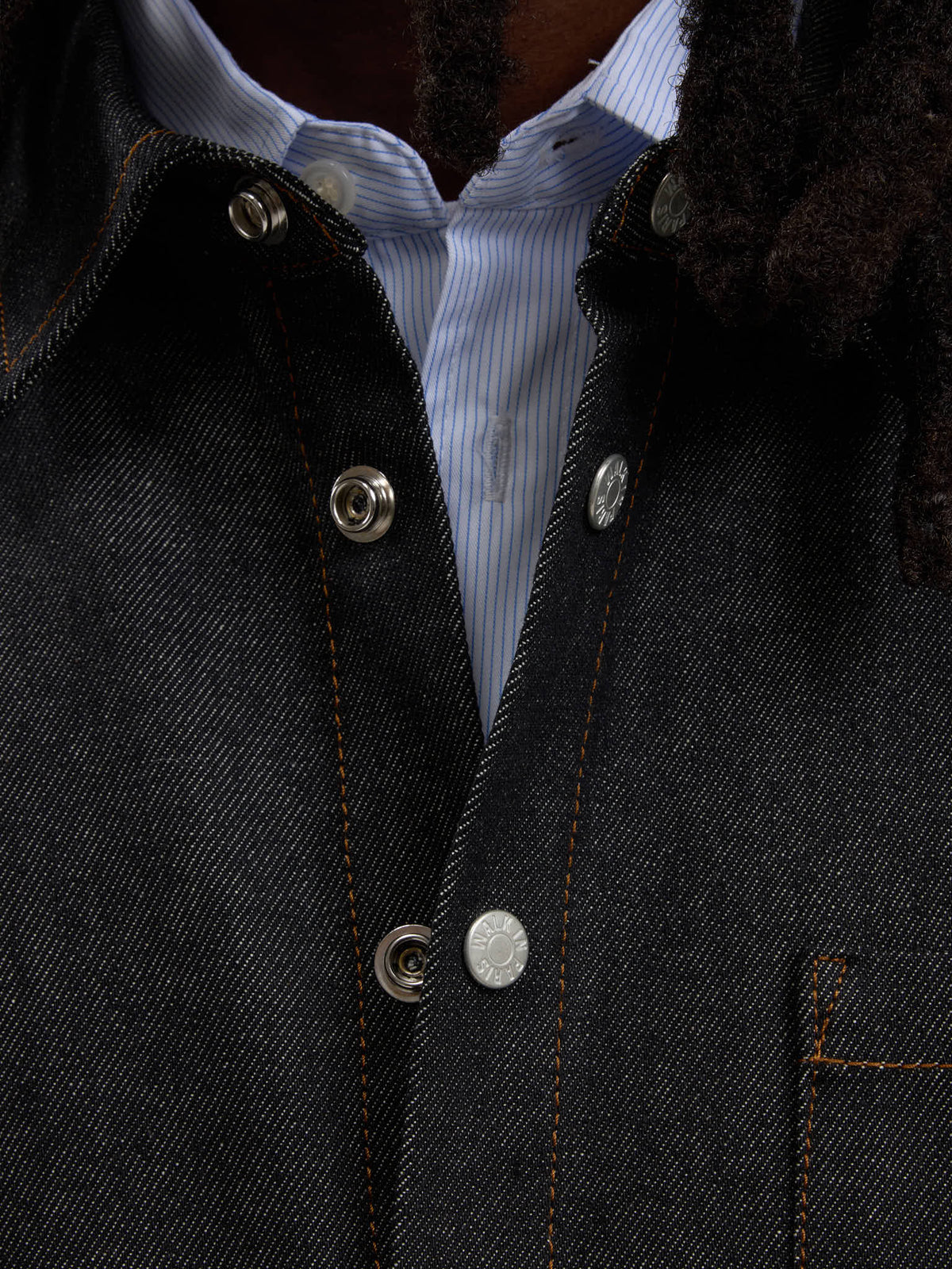 La chemise en denim brut