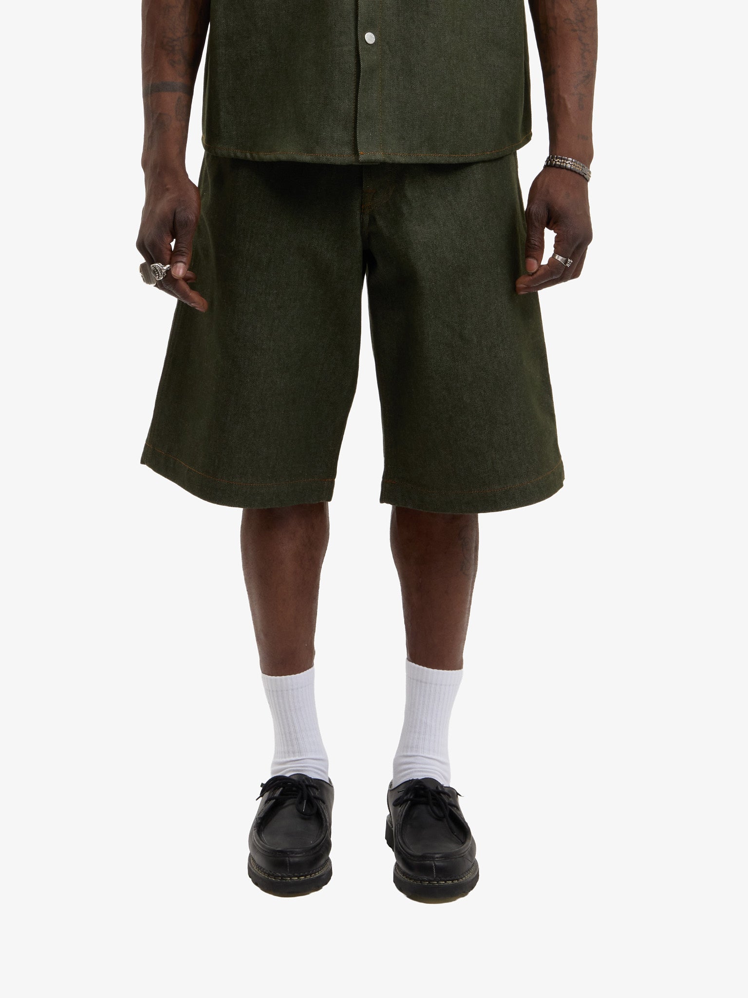 Le short baggy en denim brut vert 7