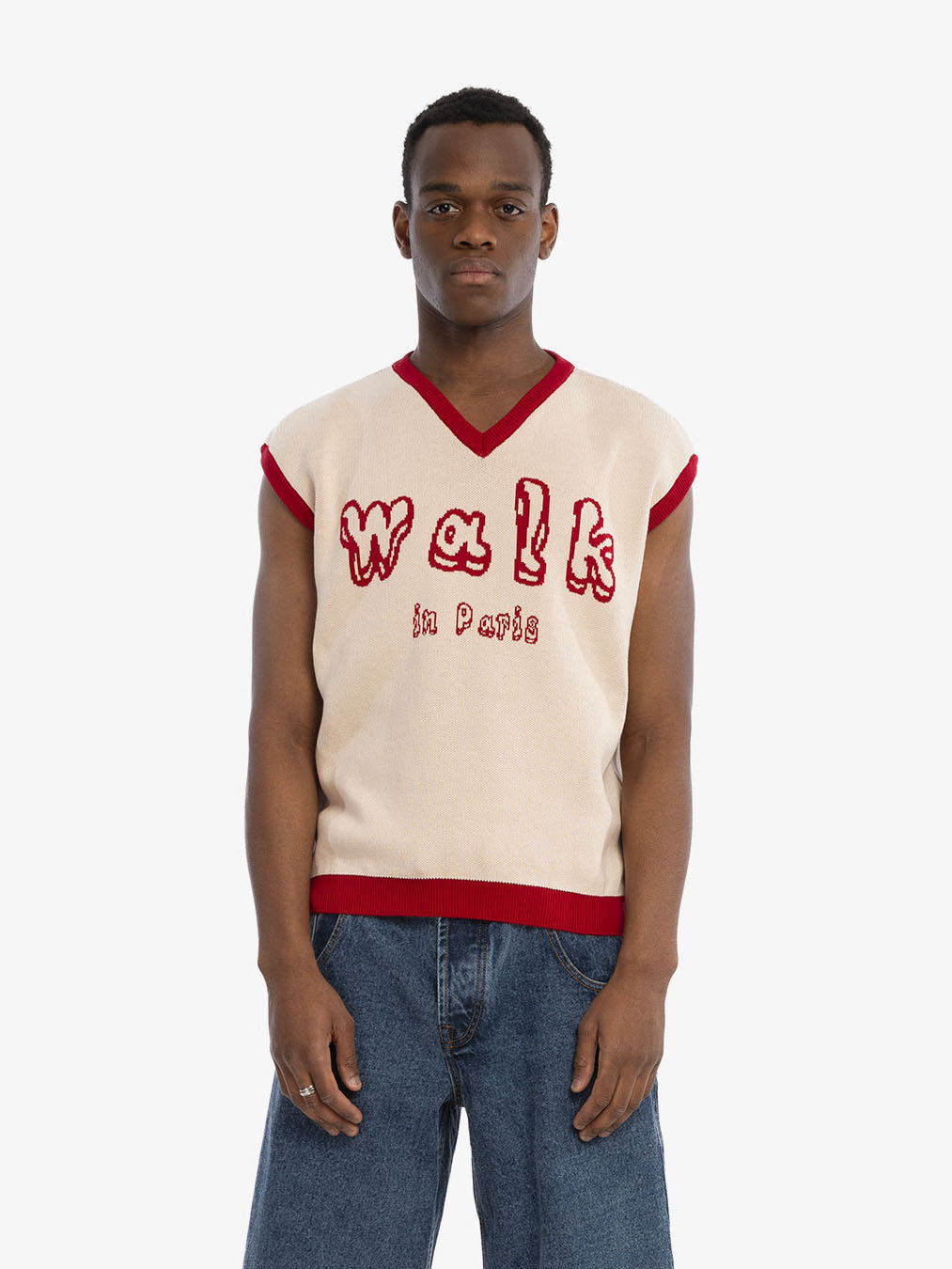 Le pull sans manches en maille rouge