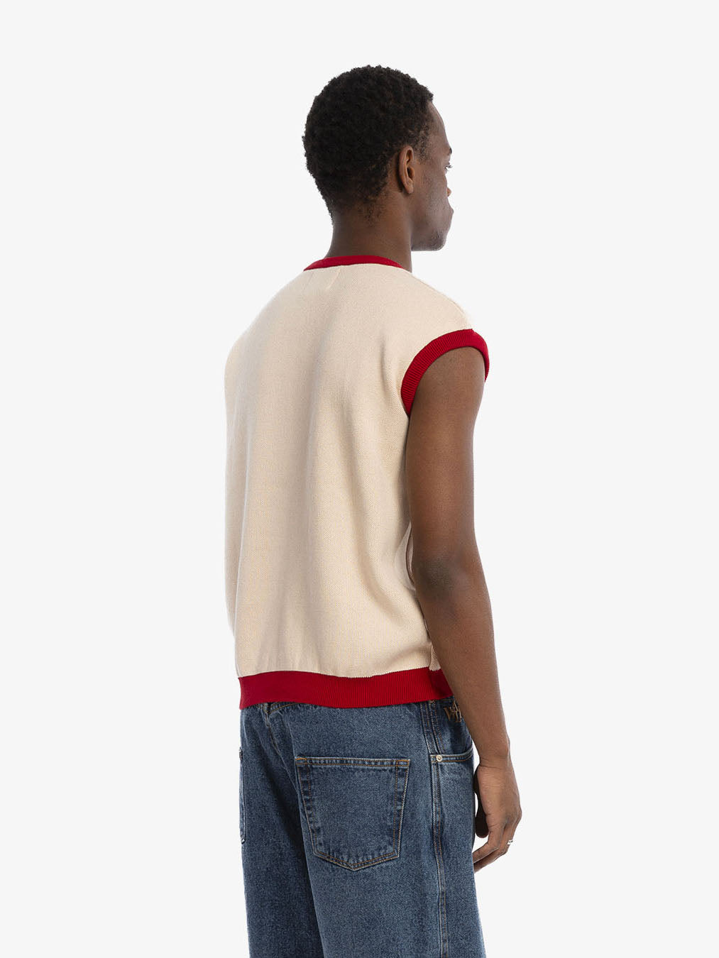 Le pull sans manches en maille rouge