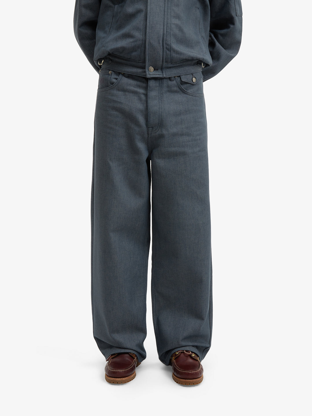 Le pantalon baggy en denim brut gris