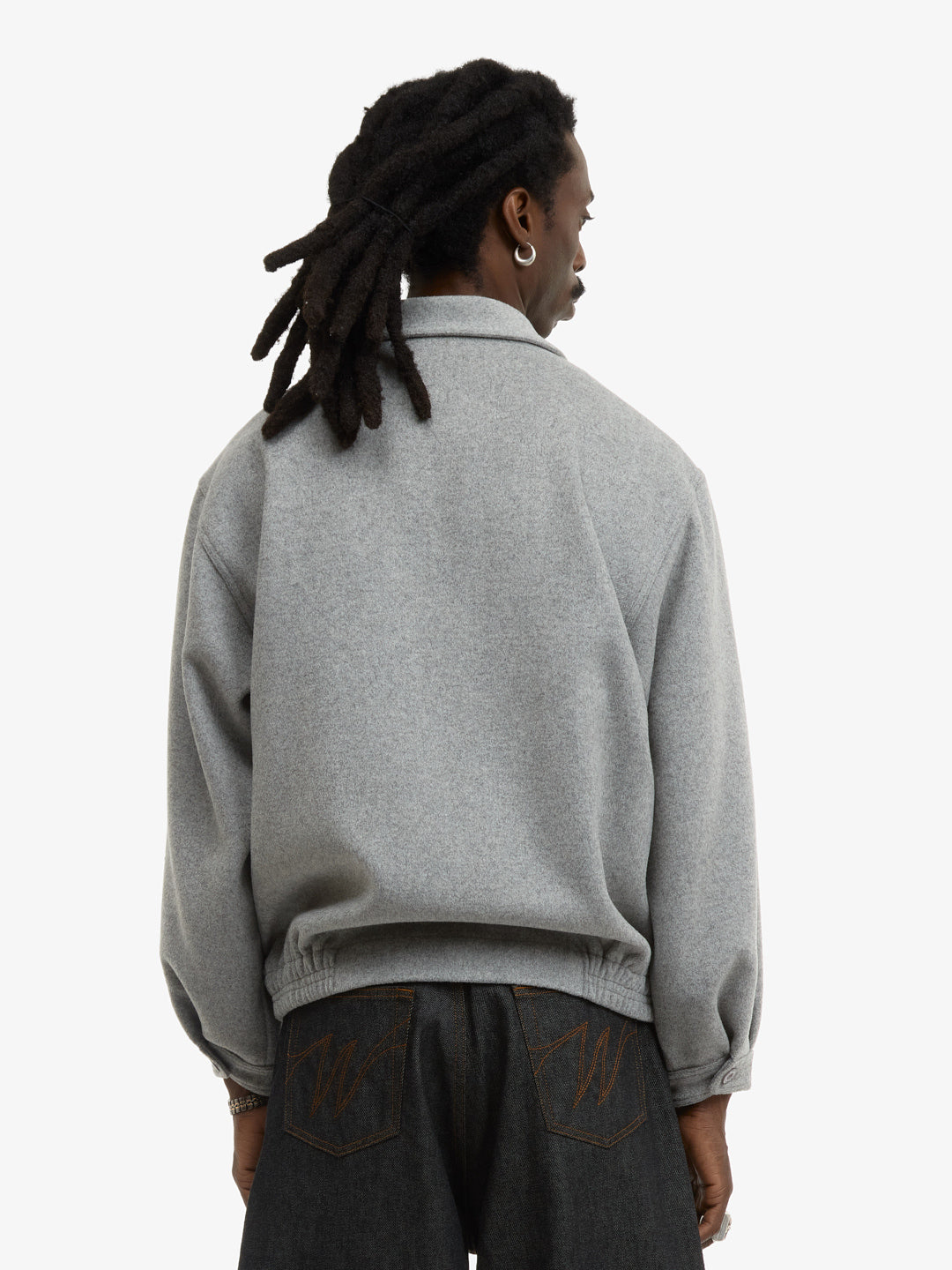 La veste en laine grise