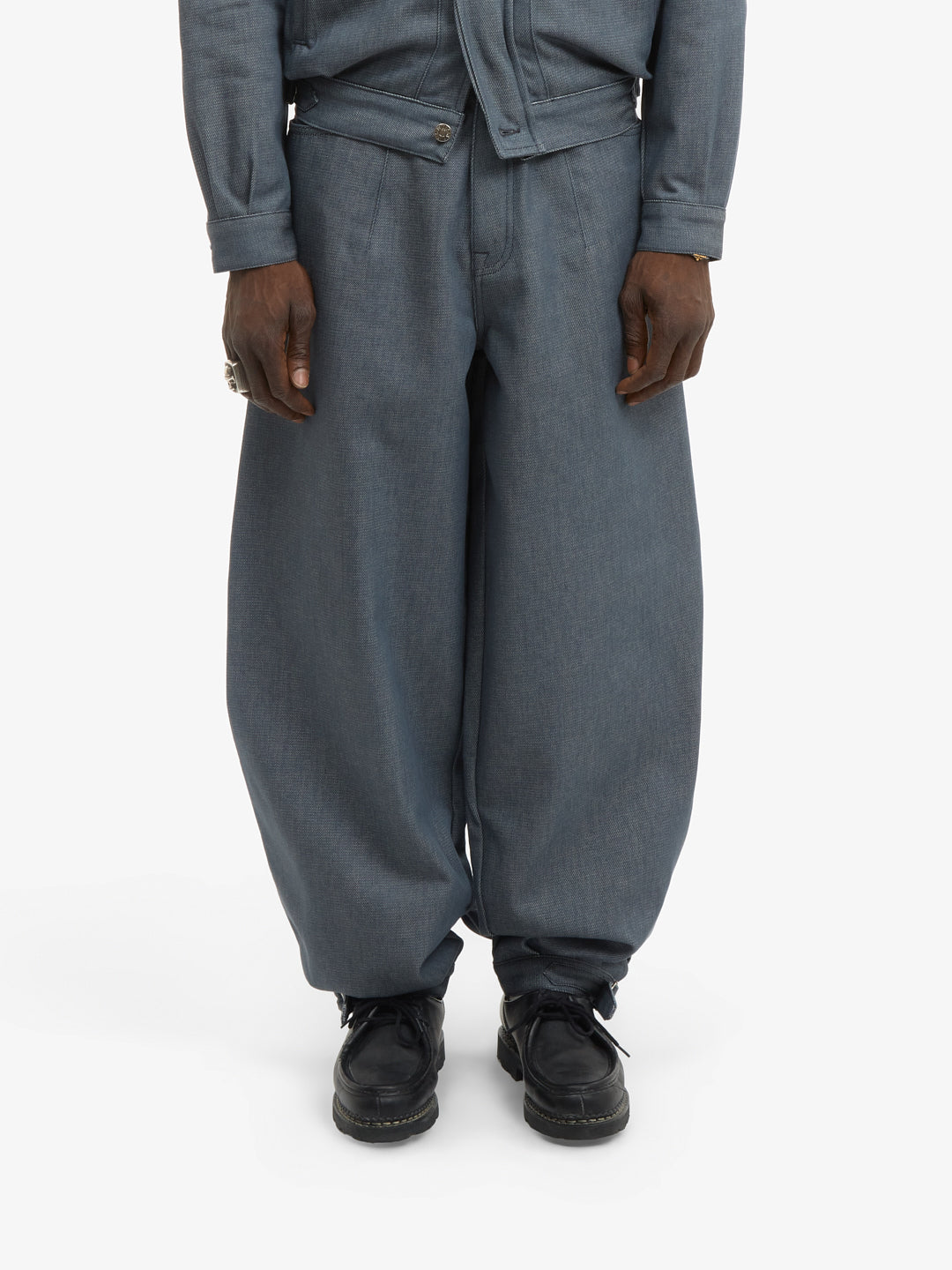 Le pantalon uniforme du postier