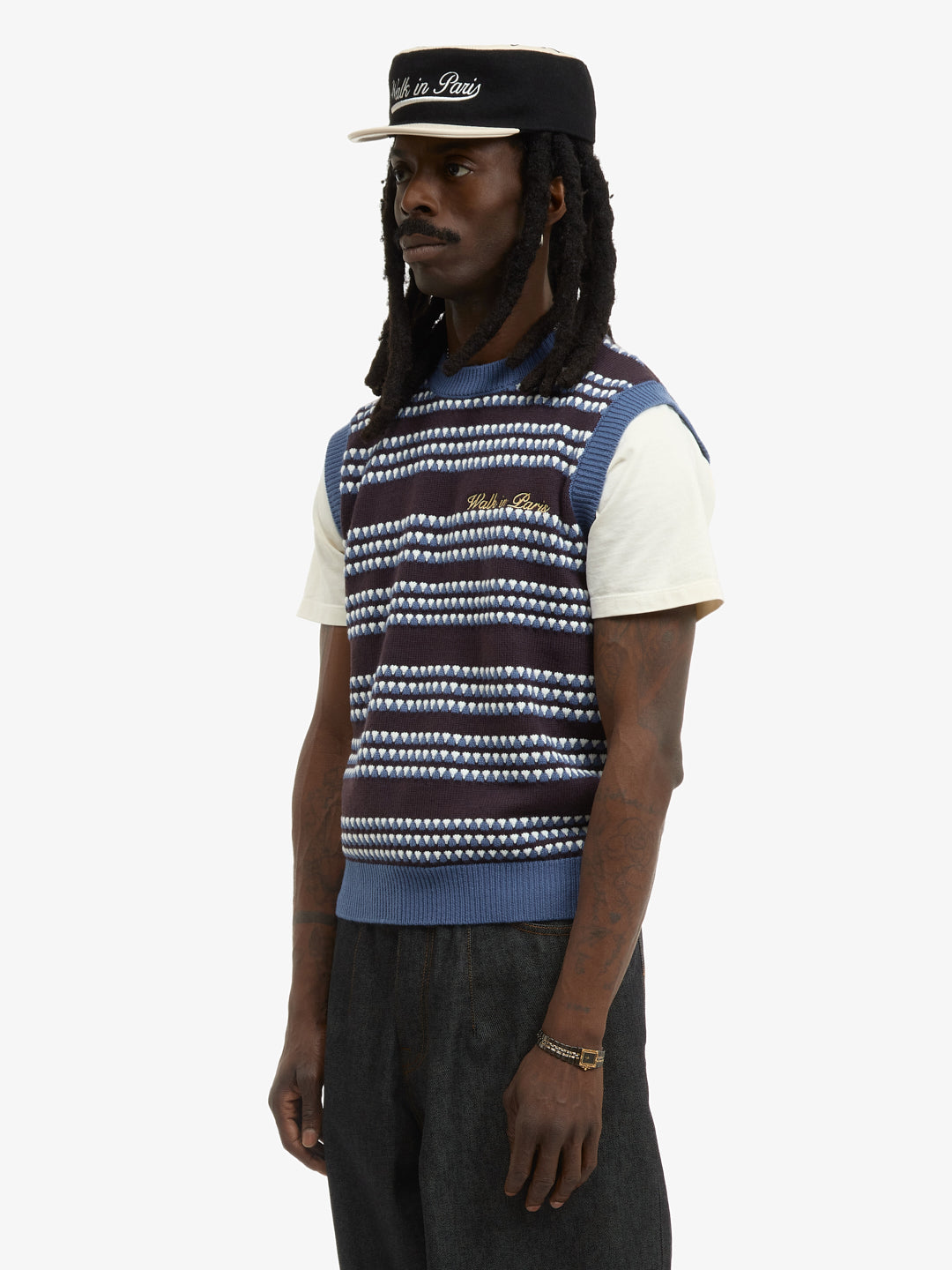 Le pull en maille sans manches rayé bleu