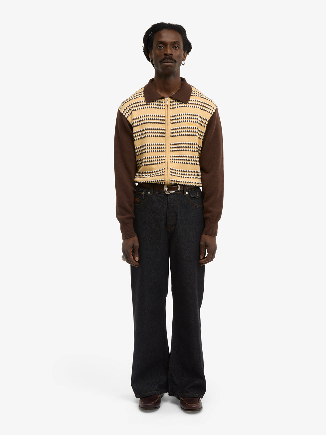 Le pantalon flare en denim brut