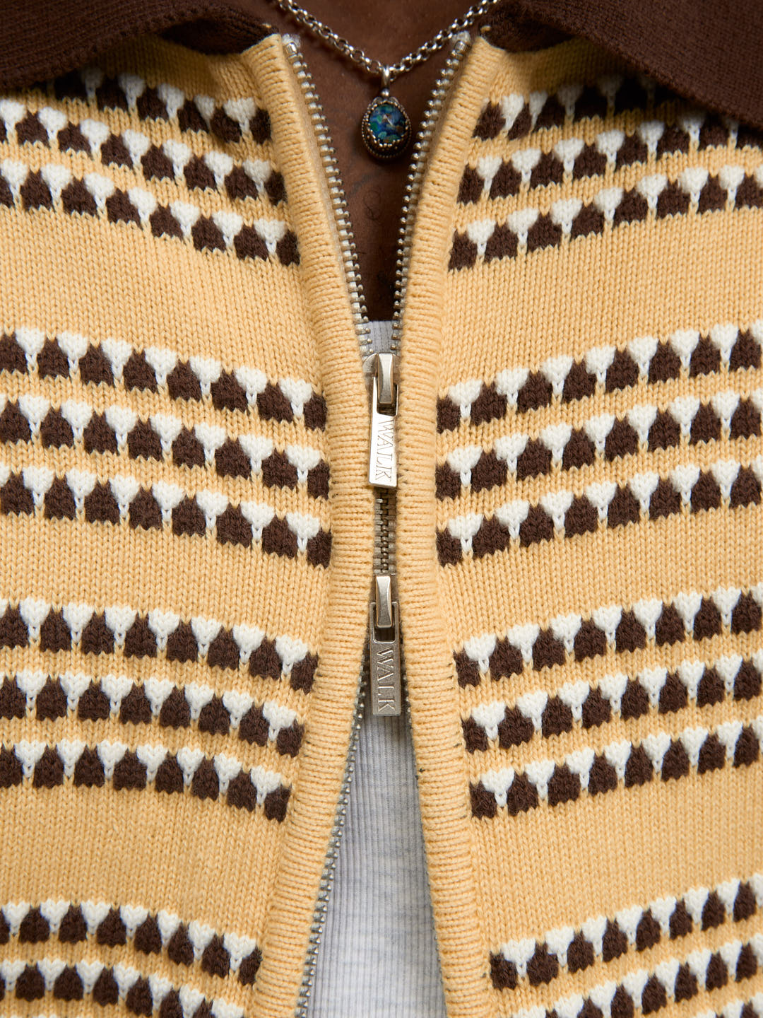 Le cardigan zippé en maille rayée jaune