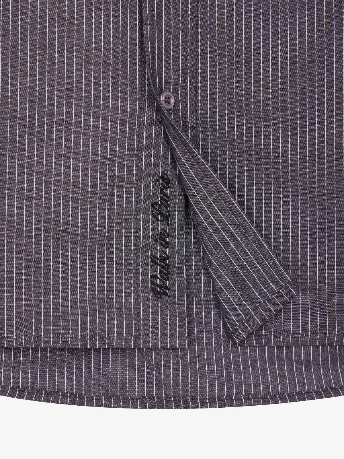 La chemise grise à rayures