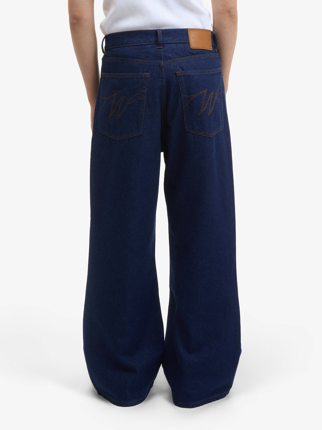 Le pantalon flare en denim bleu