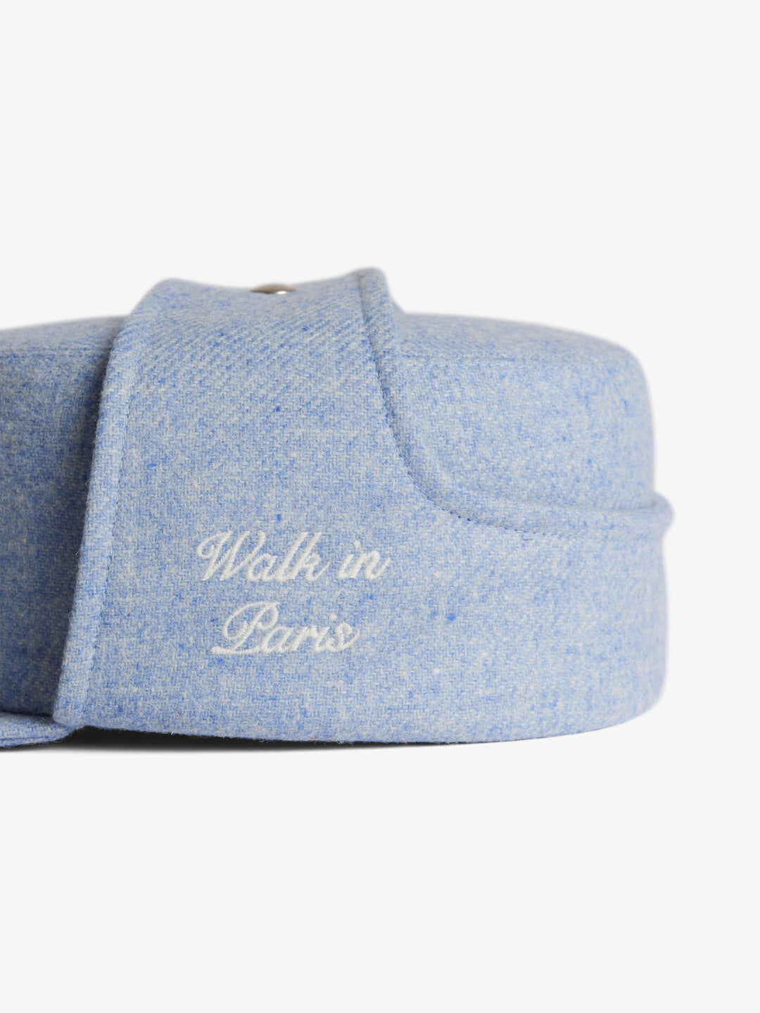 La casquette du postier bleue